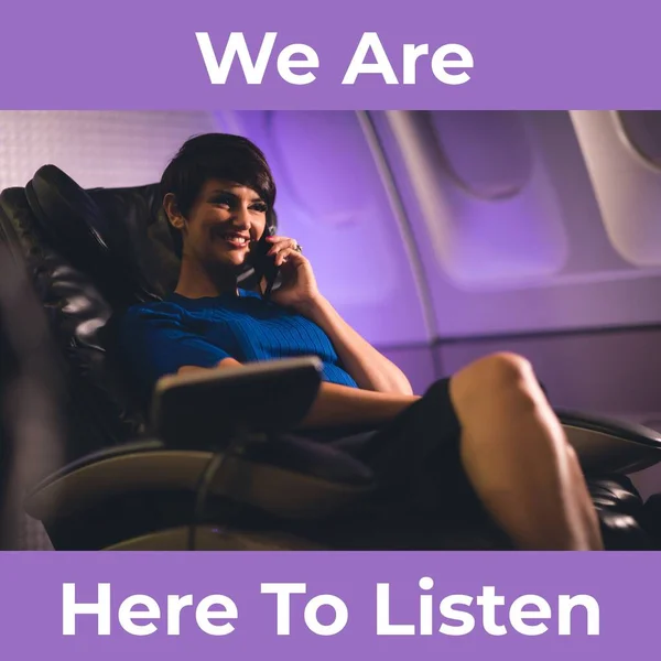 Burada Cep Telefonuyla Konuşan Uçakta Oturan Beyaz Kadın Mesajları Dinlemek — Stok fotoğraf