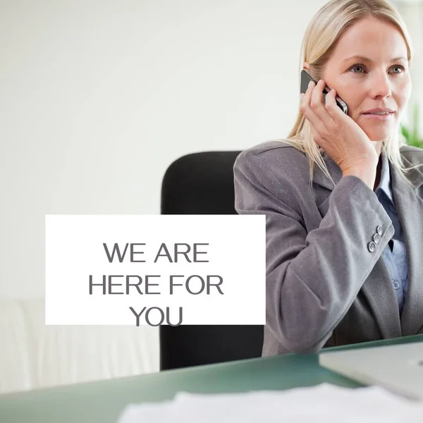 Jesteśmy Powodu Sms Białej Bizneswoman Rozmawiającej Przez Telefon Komórkowy Biurze — Zdjęcie stockowe