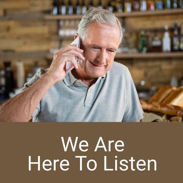 Jesteśmy Wysłuchać Sms Starszego Człowieka Mówiącego Przez Smartfona Samarytanie Dzień — Zdjęcie stockowe