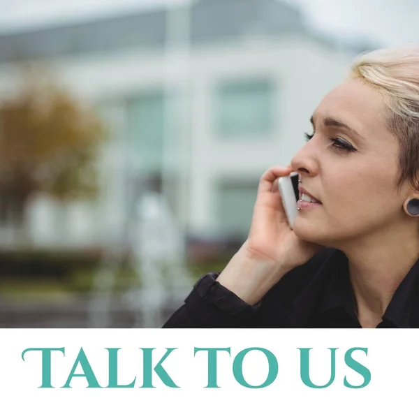 Bizimle Mesajlaşmanın Beyaz Tenli Yetişkin Bir Kadının Akıllı Telefondan Konuşup — Stok fotoğraf