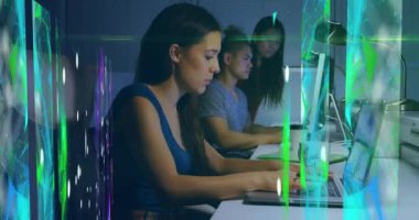 Ofisteki çeşitli iş adamları üzerinde veri işleme animasyonu. Küresel iş, dijital arayüz, hesaplama ve veri işleme kavramı dijital olarak oluşturulmuş video.