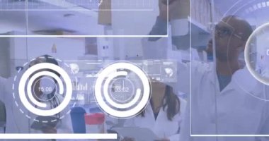 Laboratuvardaki çeşitli bilim adamları üzerinde veri işleme animasyonu. Küresel bilim, dijital arayüz, hesaplama ve veri işleme kavramı dijital olarak oluşturulmuş video.