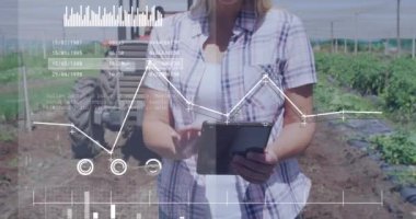 Olay yerinde tablet kullanan beyaz iş kadınının veri işleme animasyonu. Küresel iş, iletişim, dijital arayüz, finans ve veri işleme kavramı dijital olarak oluşturuldu.