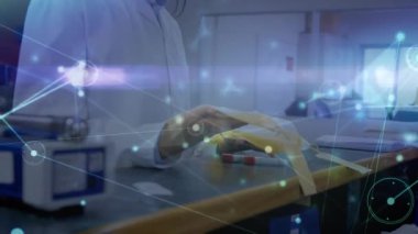 Birbirine bağlı noktaların animasyonu, grafik simgeleri, laboratuvarda kitap okuyan çift ırklı kadın bilim adamları. Dijital bileşik, çoklu pozlama, iletişim, iş ve sağlık konsepti.