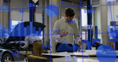 Atölyedeki çeşitli mühendisler üzerinde veri işleme animasyonu. Küresel iş, iletişim, dijital arayüz, finans ve veri işleme kavramı dijital olarak oluşturuldu.