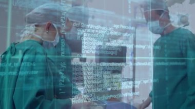 Hastanedeki hastalara ameliyat yapan çeşitli cerrahlar üzerinde bilgisayar dili animasyonu. Dijital bileşik, çoklu pozlama, kodlama, teknoloji, tıbbi ve sağlık hizmeti kavramı.
