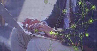 Kafkas işadamı üzerinden dizüstü bilgisayar kullanarak bağlantı ağının animasyonu. Küresel iş, iletişim, dijital arayüz, finans ve veri işleme kavramı dijital olarak oluşturuldu.