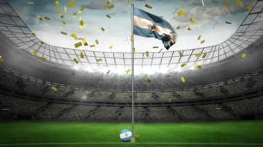 Stadyumdaki el fenerinin üzerinde Arjantin bayrağı ve konfeti animasyonu. Dijital kompozit, çoklu pozlama, spor, özgürlük, vatanseverlik ve kutlama konsepti.