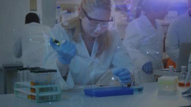 Birbirine bağlı noktaların ve mercek fişeklerinin animasyonu, laboratuvarda çalışan çeşitli bilim adamları. Dijital bileşik, çoklu pozlama, iletişim, takım çalışması, tıbbi, sağlık ve teknoloji kavramı.