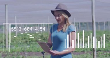 Tablet kullanan Kafkas iş kadınının ai veri işleme animasyonu. Küresel yapay zeka, dijital arayüz, hesaplama ve veri işleme kavramı dijital olarak oluşturuldu.