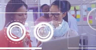 Ofisteki çeşitli iş adamları üzerinde veri işleme animasyonu. Küresel iş, bağlantılar, dijital arayüz, hesaplama ve veri işleme kavramı dijital olarak oluşturuldu.