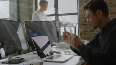 Bilgisayar kullanarak veri işleme üzerinden bağlantı ağının animasyonu. Küresel iş bağlantıları ve dijital arayüz konseptini dijital olarak oluşturur.