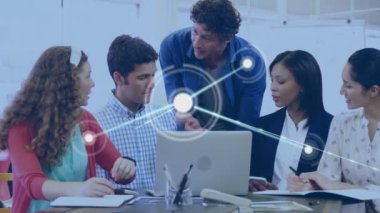 Ofiste tartışan bir dizüstü bilgisayarla çeşitli meslektaşlar arasında bağlantı ağının animasyonu. Küresel ağ ve iş teknolojisi kavramı