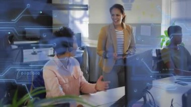 Ofisteki çeşitli iş adamları üzerinde veri işleme animasyonu. Küresel iş, dijital arayüz, hesaplama ve veri işleme kavramı dijital olarak oluşturulmuş video.