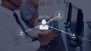 Ofiste bilgisayar üzerinde çalışan çeşitli müşteri temsilcileri üzerinde bağlı simgelerin canlandırılması. Dijital bileşik, çoklu pozlama, iletişim, müşteri hizmetleri, çağrı merkezi ve teknoloji.