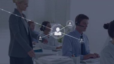 Bağlı simgelerin animasyonu, beyaz kadın yöneticinin müşteri temsilcisine yardımcı olması. Dijital bileşik, çoklu pozlama, iletişim, müşteri hizmetleri, çağrı merkezi ve teknoloji.