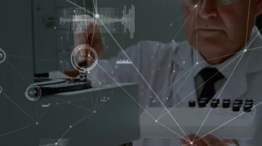 Birbirine bağlı noktaların animasyonu, grafik simgeleri, makineye sıvı koyan beyaz erkek bilim adamı. Dijital bileşik, çoklu pozlama, iletişim, rapor, iş ve teknoloji kavramı.