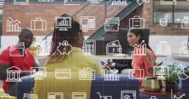 Ofisteki çeşitli iş adamları üzerinde veri işleme animasyonu. Küresel iş, bağlantılar, dijital arayüz, hesaplama ve veri işleme kavramı dijital olarak oluşturuldu.