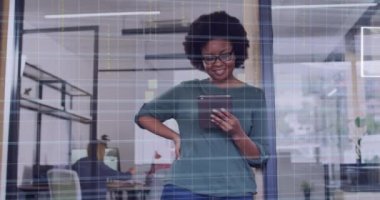 Afro-Amerikan iş kadınının ofisinde veri işleme animasyonu. Küresel iş, dijital arayüz, hesaplama ve veri işleme kavramı dijital olarak oluşturulmuş video.