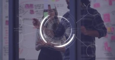 Ofisteki çeşitli iş adamları üzerinde veri işleme animasyonu. Küresel iş, dijital arayüz, bağlantılar, hesaplama ve veri işleme kavramı dijital olarak oluşturuldu.