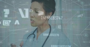 Değişen numaralar, semboller, birbirine bağlı noktalar, hastayı açıklayan çeşitli doktorlar. Dijital bileşik, çoklu pozlama, iletişim, büyüme, tıbbi ve sağlık konsepti.