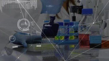 Grafik simgeleriyle bağlantılı noktaların canlandırılması, bilim adamının test tüplerine sıvı enjekte etmesi. Dijital bileşik, çoklu pozlama, iletişim, rapor, iş ve teknoloji kavramı.