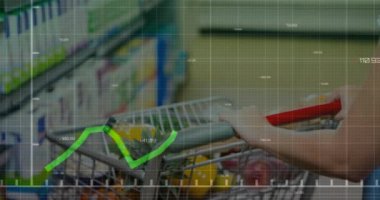 Market dolu alışveriş arabası olan beyaz kadın üzerinde değişen numaraların olduğu grafiklerin animasyonu. Dijital bileşik, çoklu pozlama, büyüme, perakende, gıda, rapor ve iş konsepti