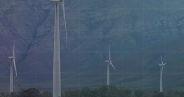 Dağlara karşı dönen yel değirmenleriyle ilgili istatistiksel veri işleme animasyonu. Yenilenebilir enerji ve iş veri teknolojisi kavramı