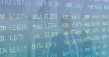 İş parkında yürüyen beyaz iş adamının ticaret kurulunun animasyonu. Dijital bileşik, çoklu pozlama, borsa, toplantı, soyut ve yatırım kavramı.