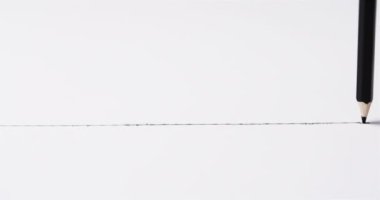 Beyaz arkaplandaki kalem çizgilerini fotokopi aletiyle yavaş çekimde çek. Kırtasiye, yaratıcılık, öğrenme, okul ve eğitim kavramı.