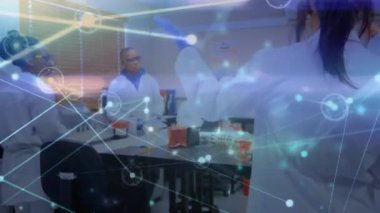 Laboratuvarda raporları tartışan çeşitli bilim adamları üzerinde bağlantılı noktaların animasyonu. Dijital bileşik, çoklu pozlama, iletişim, rapor, açıklama, tıbbi, takım çalışması ve teknoloji kavramı.
