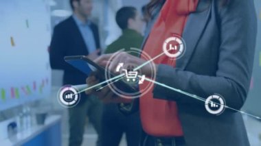 Ofiste dijital tablet kullanan melez bir kadının göbeğine bağlı simgelerin canlandırılması. Dijital bileşik, çoklu pozlama, iletişim, rapor, iş, alışveriş ve teknoloji kavramı.