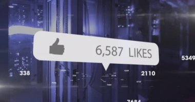 Bilgisayar sunucu odasına karşı sayıları artan ve gökkuşağı parlaması olan bir simge canlandırması. Sosyal medya ağı ve iş veri depolama teknolojisi kavramı