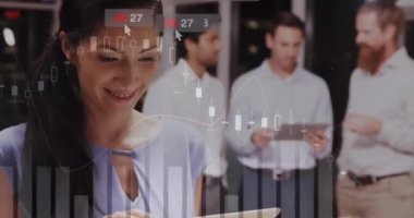 Ofiste dijital tablet kullanan Asyalı kadın hakkında bilgilendirme çubukları ve grafiklerin animasyonu. Dijital bileşik, çoklu pozlama, sosyal medya, rapor, iş ve teknoloji kavramı.