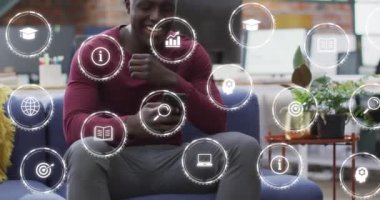 Afro-Amerikan iş adamının ofisinde veri işleme animasyonu. Küresel iş, bağlantılar, dijital arayüz, hesaplama ve veri işleme kavramı dijital olarak oluşturuldu.