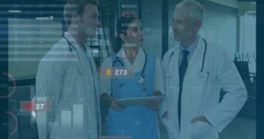 Bildirim çubukları ve bilgi arayüzü animasyonu, çeşitli doktorların hasta raporlarını tartışması. Dijital bileşik, çoklu pozlama, rapor, iş dünyası, küresel, takım çalışması, tıbbi, teknoloji.