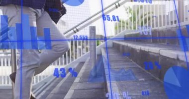 Kafkas işadamının merdivenlerde veri işleme animasyonu. Küresel iş, iletişim, dijital arayüz, finans ve veri işleme kavramı dijital olarak oluşturuldu.