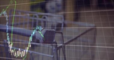 Alışveriş arabasının üzerinde değişen numaralarla birden fazla grafiğin animasyonu. Dijital bileşik, çoklu pozlama, rapor, perakende, büyüme ve iş konsepti.