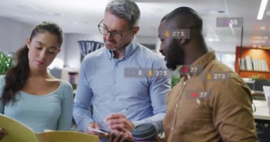 Bildirim çubuklarına tıklayarak fare oku animasyonu, tablet üzerinde rapor tartışan çeşitli iş arkadaşları. Dijital bileşik, çoklu pozlama, iş, takım çalışması, açıklama ve teknoloji kavramı.