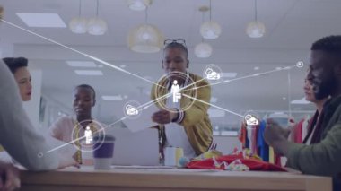 Ofisteki çeşitli iş adamları üzerinde veri işleme animasyonu. Küresel iş, dijital arayüz, hesaplama ve veri işleme kavramı dijital olarak oluşturulmuş video.