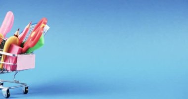 Okul eşyalarıyla alışveriş arabalarını kapatın ve mavi arka planda yer açın. Kırtasiye, yaratıcılık, öğrenme, okul ve eğitim kavramı.