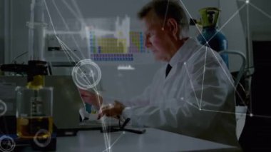 Birbirine bağlı noktaların animasyonu, grafik simgeleri, laboratuvarda dizüstü bilgisayar üzerinde çalışan beyaz bilim adamları. Dijital bileşik, çoklu pozlama, iletişim, rapor, iş ve teknoloji kavramı.