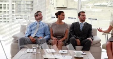 Adaylara tabletle birden fazla grafik ve beyaz kadın üzerinde animasyon. Dijital bileşik, çoklu pozlama, iş, teknoloji, adam toplama, veritabanı, işe alım kavramı.