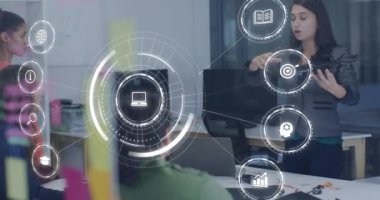 Kafkas iş kadınının ofisinde veri işleme animasyonu. Küresel iş, dijital arayüz, hesaplama ve veri işleme kavramı dijital olarak oluşturulmuş video.