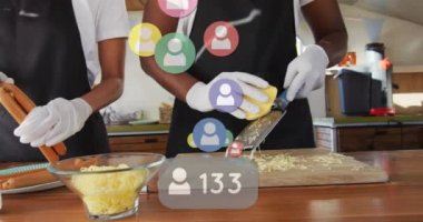 Afro-Amerikan şeflerinin yemeklerinin orta kesiminde artış gösteren profil simgelerinin canlandırılması. Dijital bileşik, çoklu pozlama, sosyal medya, teknoloji, sosis, peynir, takım çalışması, mutfak.