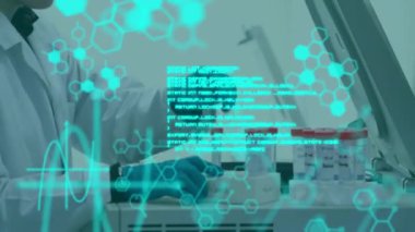 Molekül yapılarının ve bilgisayar dilinin animasyonu, bilim adamlarının test tüplerini makineye yerleştirmesi. Dijital bileşik, çoklu maruz kalma, kodlama, anatomi, tıbbi, sağlık ve teknoloji.