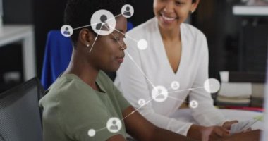 Ofisteki çeşitli iş adamları üzerinde veri işleme animasyonu. Küresel iş, dijital arayüz, hesaplama ve veri işleme kavramı dijital olarak oluşturulmuş video.