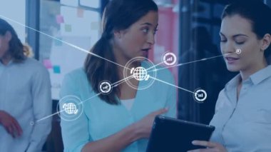Ofiste tartışan iki farklı kadına karşı dijital ikon ağının animasyonu. Küresel ağ ve iş teknolojisi kavramı