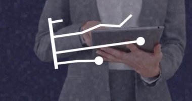 Tablet kullanan Kafkas iş kadınının ai veri işleme animasyonu. Küresel yapay zeka, dijital arayüz, hesaplama ve veri işleme kavramı dijital olarak oluşturuldu.