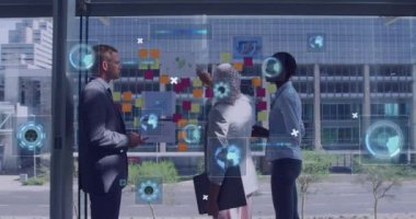 Ofisteki çeşitli iş adamları üzerinde veri işleme animasyonu. Küresel iş, bağlantılar, dijital arayüz, hesaplama ve veri işleme kavramı dijital olarak oluşturuldu.